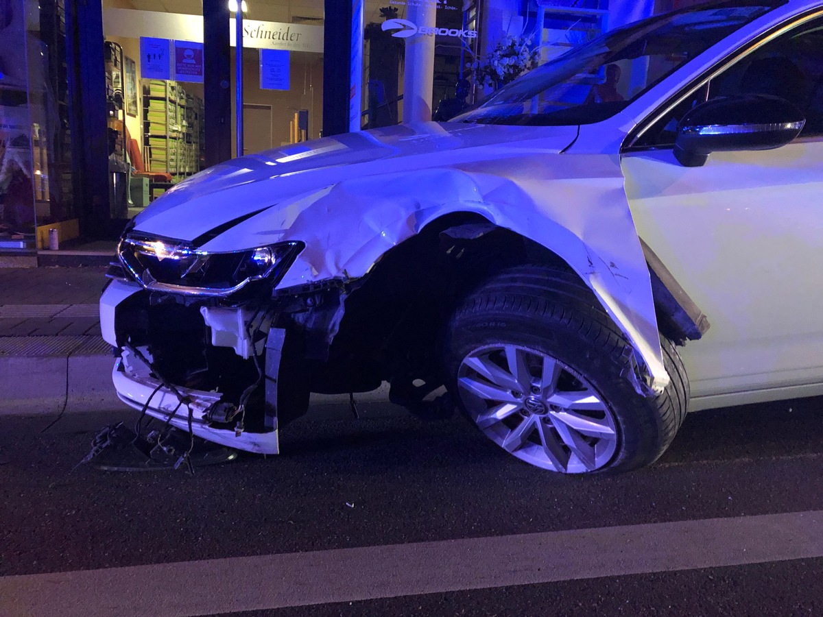 POL-PDWO: Verkehrsunfall mit hohem Sachschaden und einer leicht verletzten Person