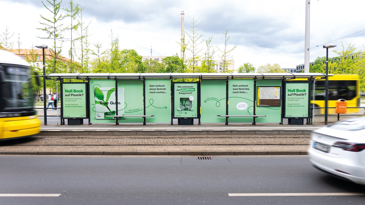 Mit plastikfreiem Kaugummi gegen Umweltverschmutzung: True Gum gestaltet exklusiv Wartehalle in der Berliner Innenstadt und gibt kostenlos Kaugummis aus – WallDecaux zeigt die neue Kampagne für den innovativen Kaugummi auf Berlins Straßen