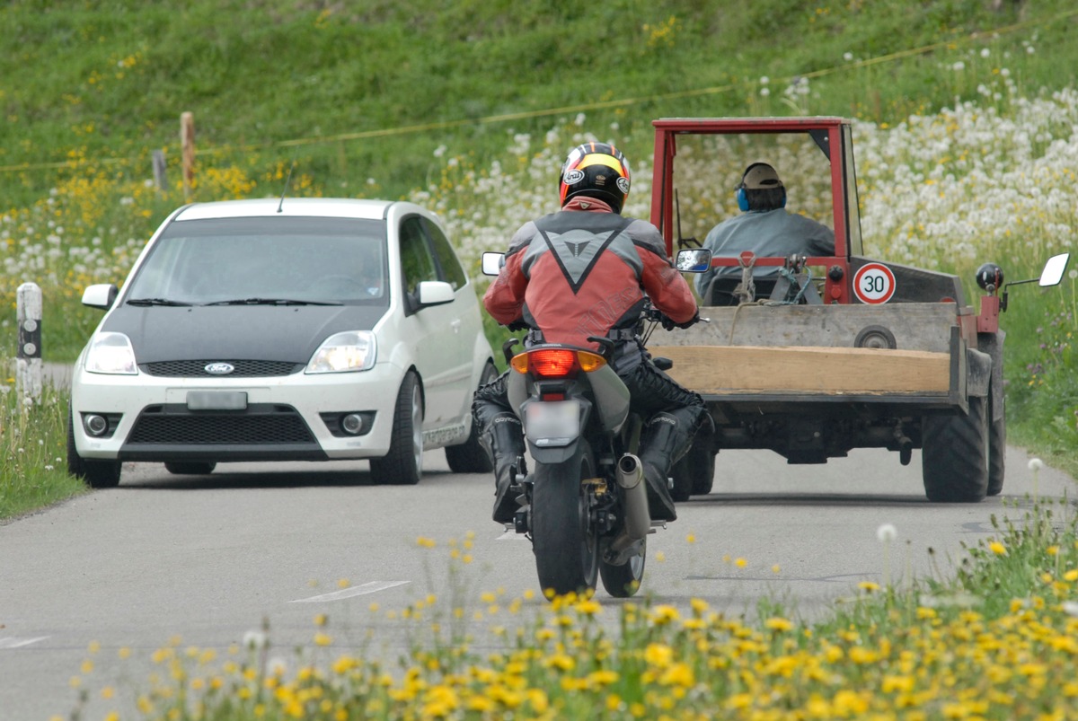 Besser über Land ... sicher? / Aktueller AXA Verkehrssicherheits-Report zeigt, dass Autofahrer die Landstraße für die sicherste Straße halten - Unfallstatistiken belegen jedoch das Gegenteil (BILD)