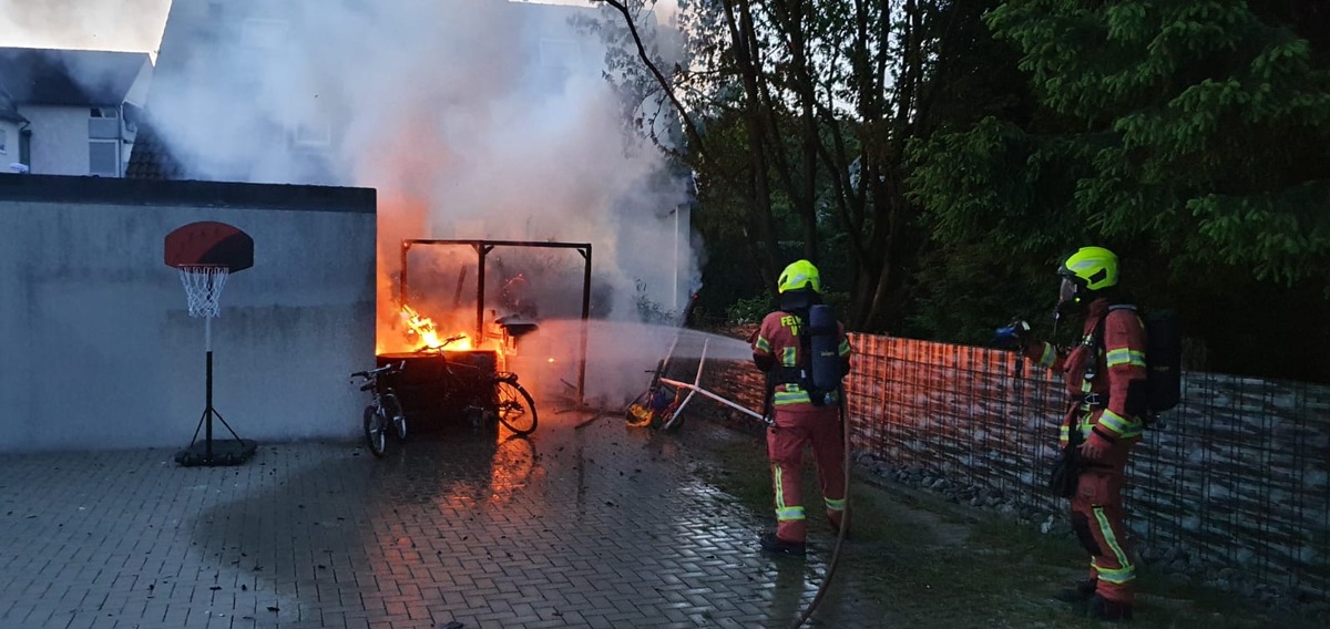 FW-Velbert: Unterstand brennt in den frühen Morgenstunden