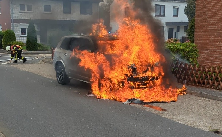 POL-CUX: Brand eines PKW in Langen (Lichtbild in der Anlage)