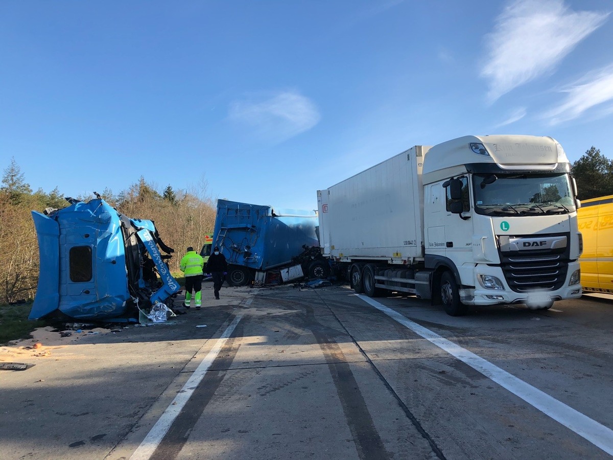 POL-HK: Schneverdingen: Kleidungsstücke aus Pkw gestohlen; Essel: Stallgebäude brennt nieder; Soltau / A 7: Unfall am Stauende - Zwei Beteiligte schwer verletzt