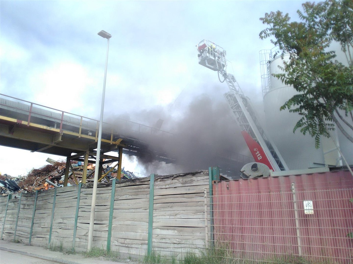 PP-ELT: Brand eines Förderbandes im Kaiserwörthhafen