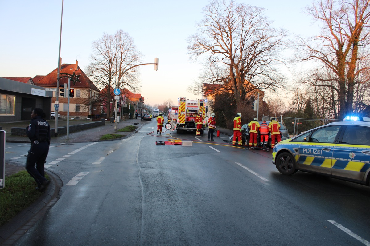 POL-MI: Frontalzusammenstoß nach Überholmanöver - Zwei Schwerverletzte