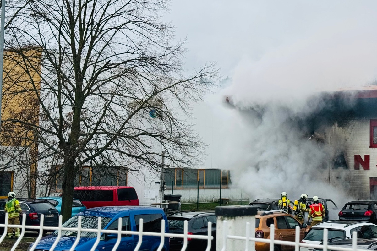 FW Dresden: PKW-Brand greift auf Fassade über