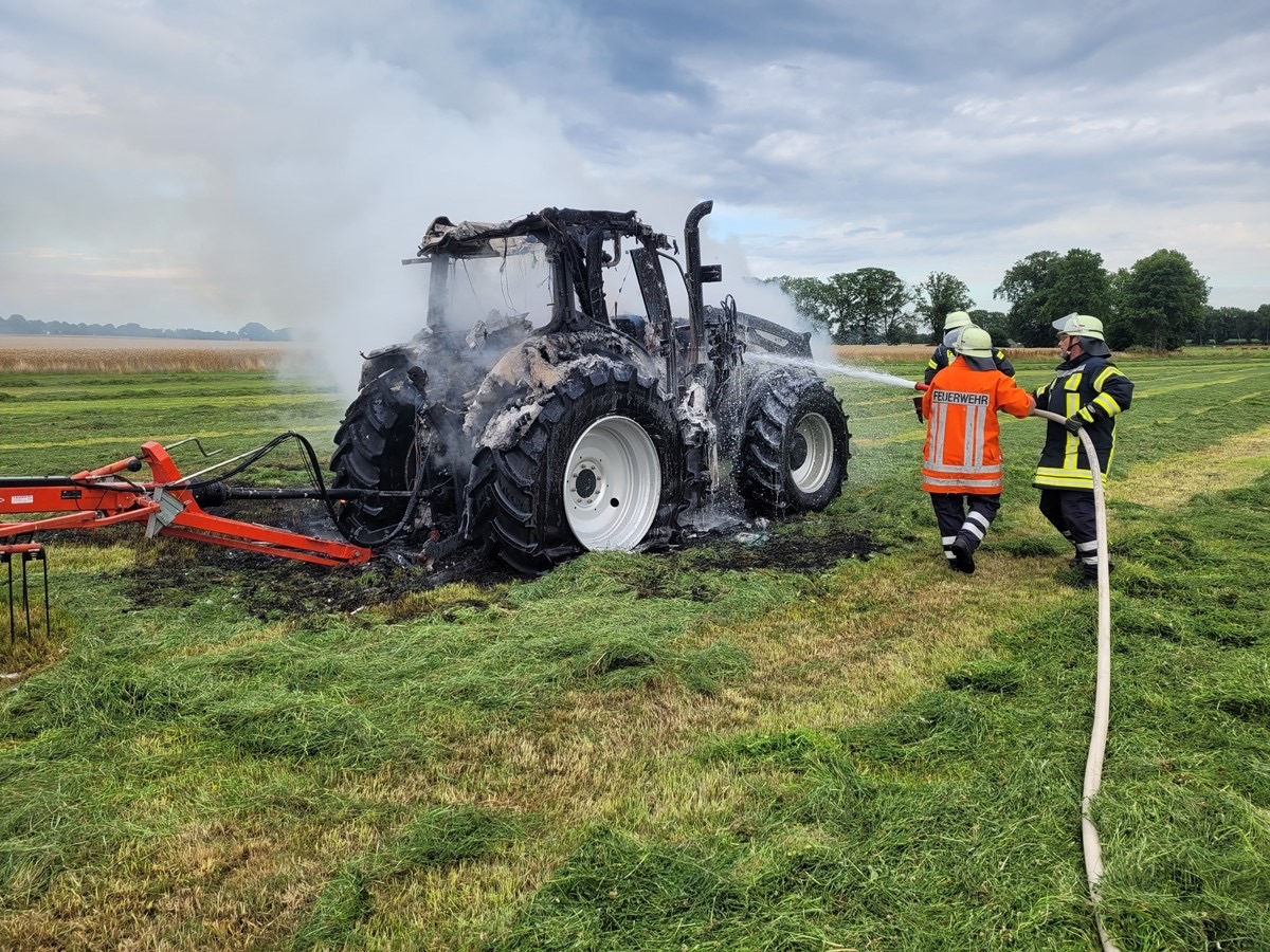 FW-ROW: Traktor in Vollbrand