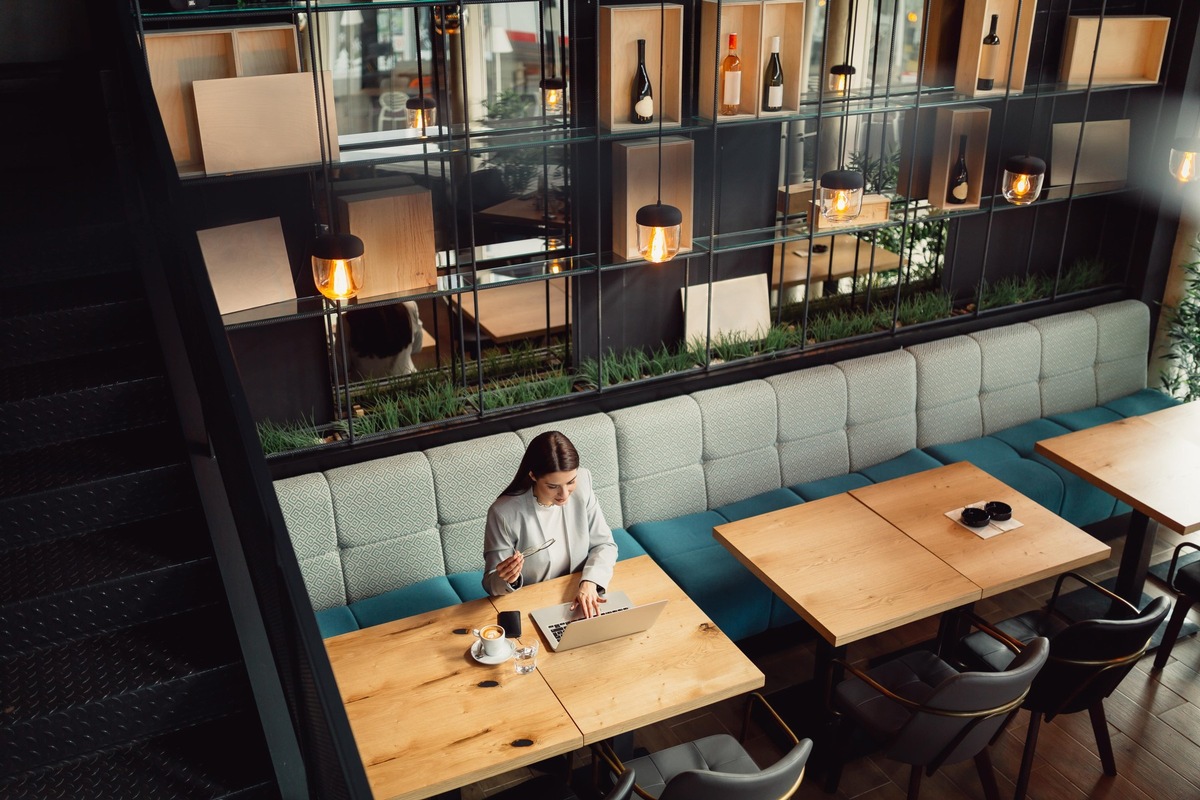 Schweizer Mitarbeitende arbeiten genauso gerne von zu Hause aus wie im Büro