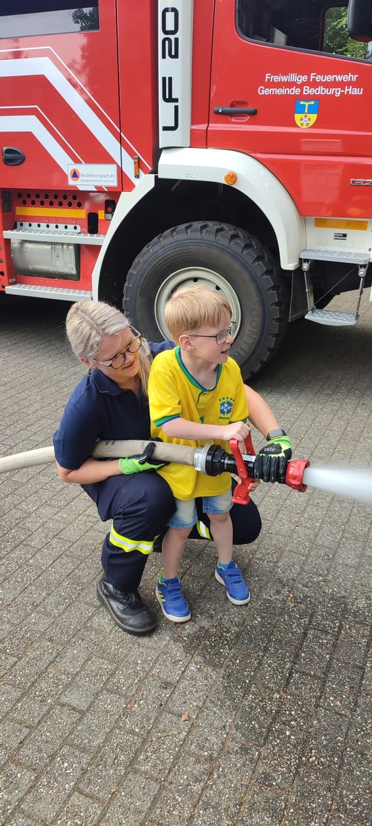 FW-KLE: Feuerwehr klärt Kinder über die Gefahren von Feuer auf: Kindergartenkinder besuchen die Freiwillige Feuerwehr Bedburg-Hau