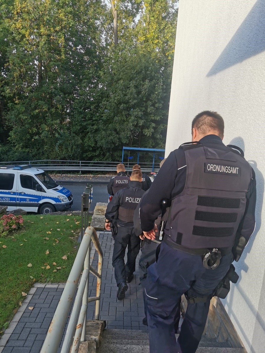 BPOL NRW: 22-Jähriger gab sich mehrmals als Polizist aus - Bundespolizei und Ordnungsamt der Stadt Hagen durchsuchten im Auftrag der Staatsanwaltschaft Dortmund Wohnung in Hagen