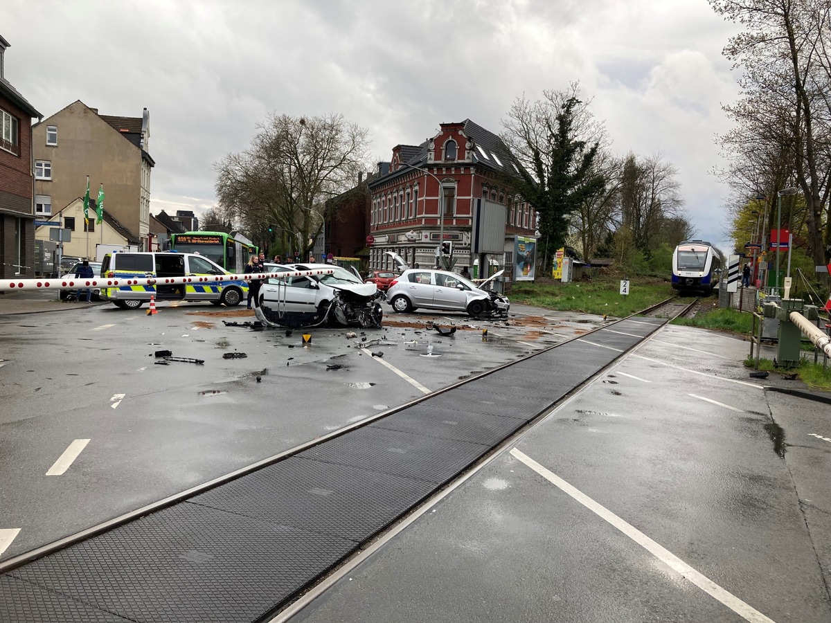 FW-OB: Verkehrsunfall am Bahnübergang