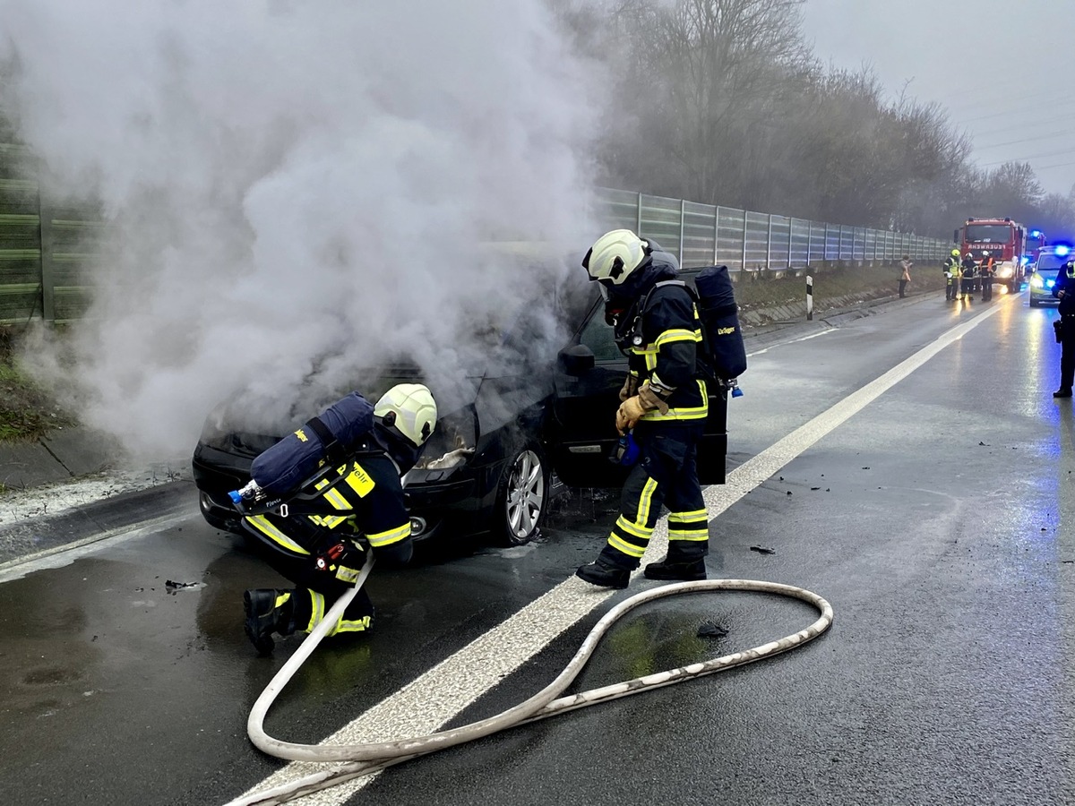 FW-MK: PKW-Brand auf der Autobahn BAB 46