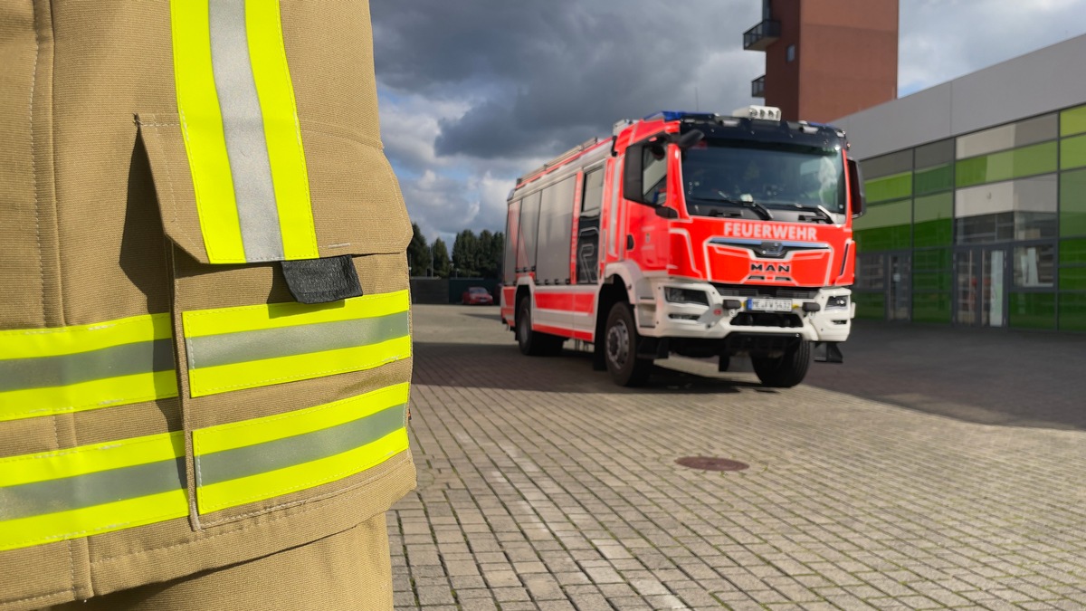 FW-Langenfeld: Neue Dienstkleidung für die Feuerwehr