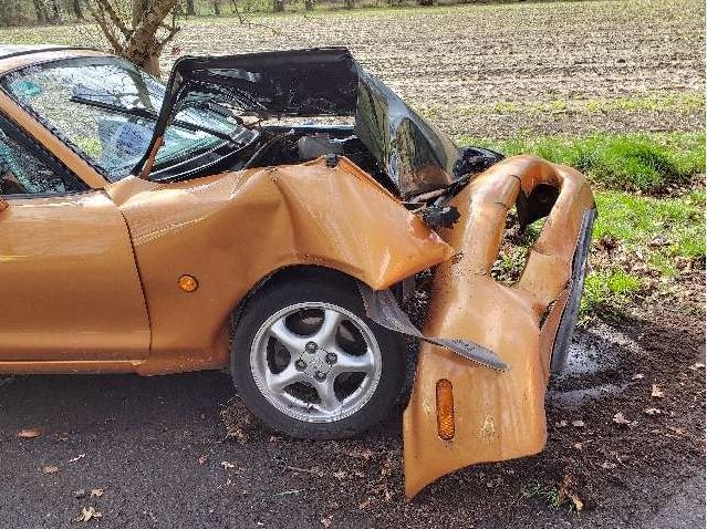 POL-ROW: ++ Traktor aufgebrochen und Bedienteil ausgebaut ++ Fahranfängerin prallt gegen Baum: Junge Frau muss medizinisch versorgt werden ++ Vier Menschen bei Verkehrsunfall im Kreuzungsbereich verletzt