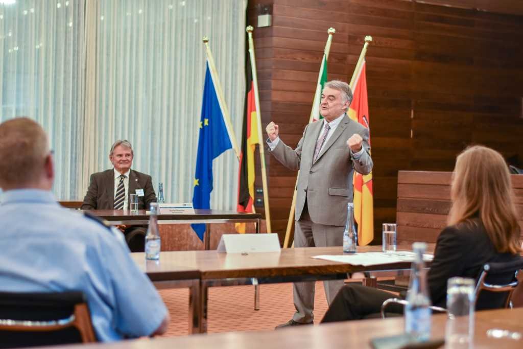 POL-EU: Innenminister Herbert Reul hat Polizei Euskirchen besucht