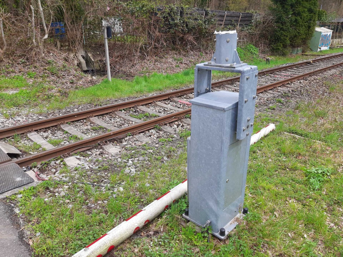 BPOLI-KN: Beschädigung am Bahnübergang - Bundespolizei sucht Zeugen