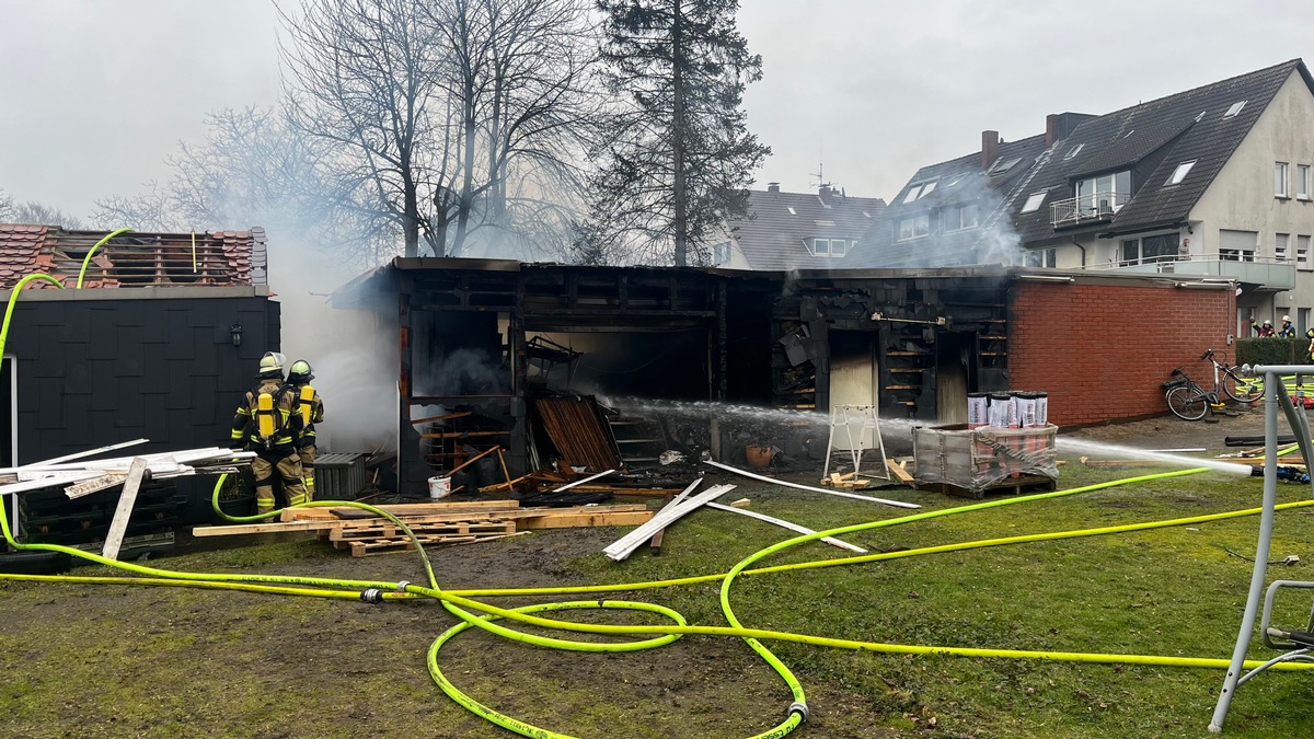 FW-E: Feuer eines Anbaus einer Garage in Essen-Borbeck, keine Verletzten