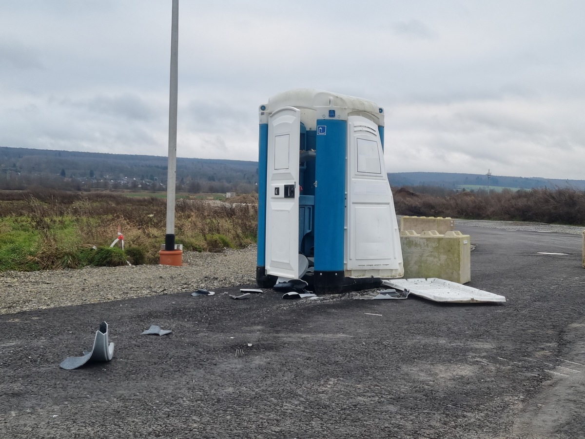 POL-HOL: Unbekannte Täter zerstören mobiles Toilettenhaus