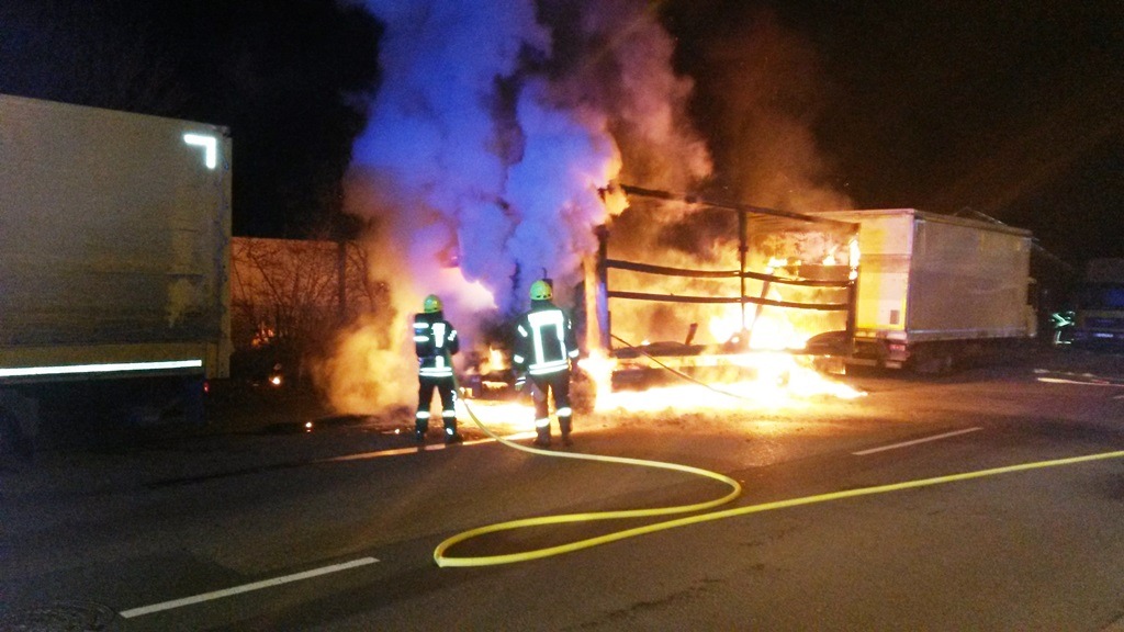 POL-PDWO: Brand eines LKW