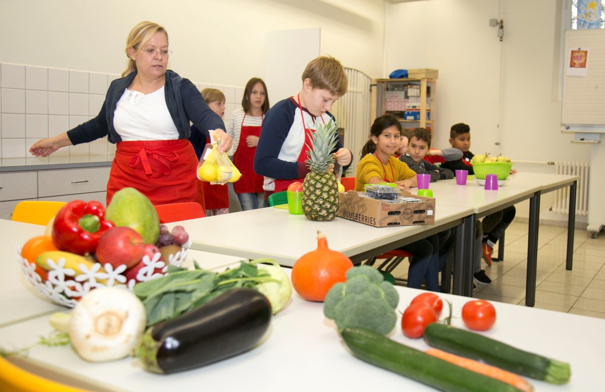 Lidl-Fruchtschule geht in die zweite Runde / Ernährungsbildung im Klassenzimmer - Bewerbungszeitraum der Lidl-Fruchtschule gestartet (FOTO)