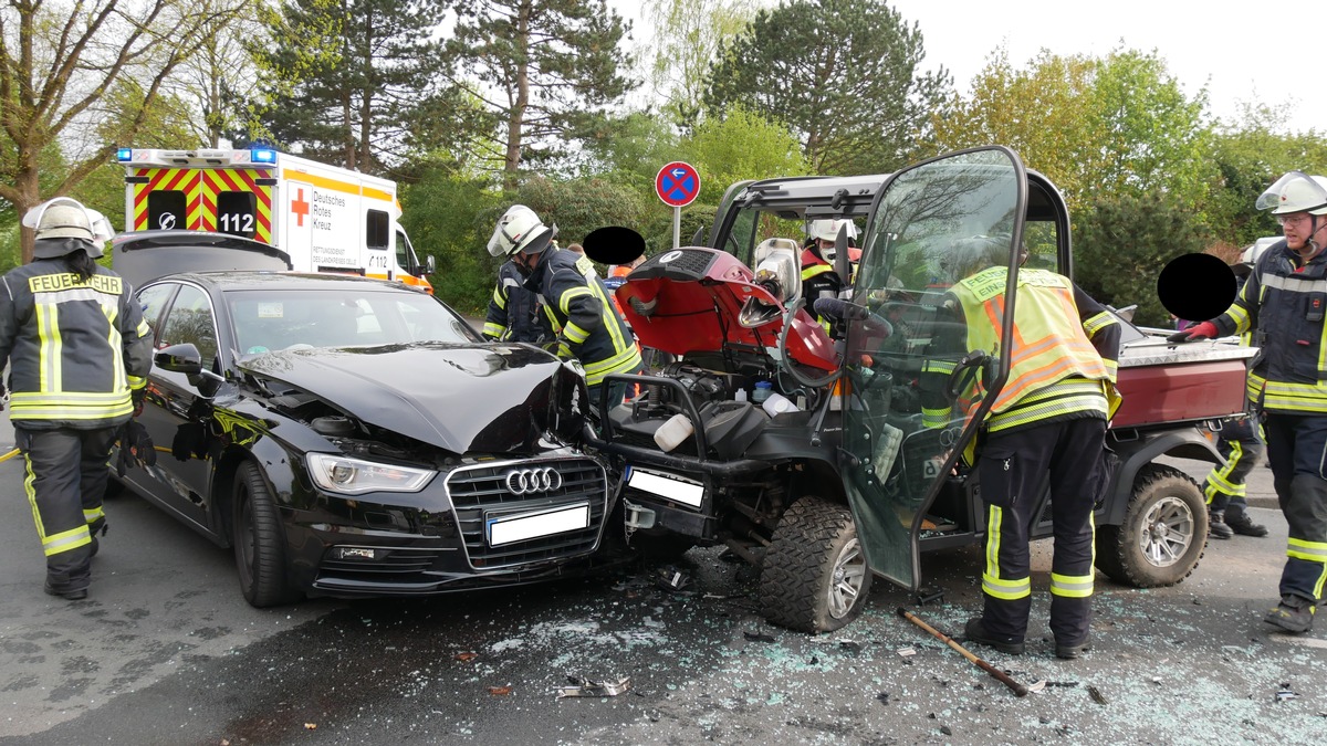 FW Celle: Schwerer Verkehrsunfall im Garnseeweg - zwei PKW stoßen frontal zusammen!