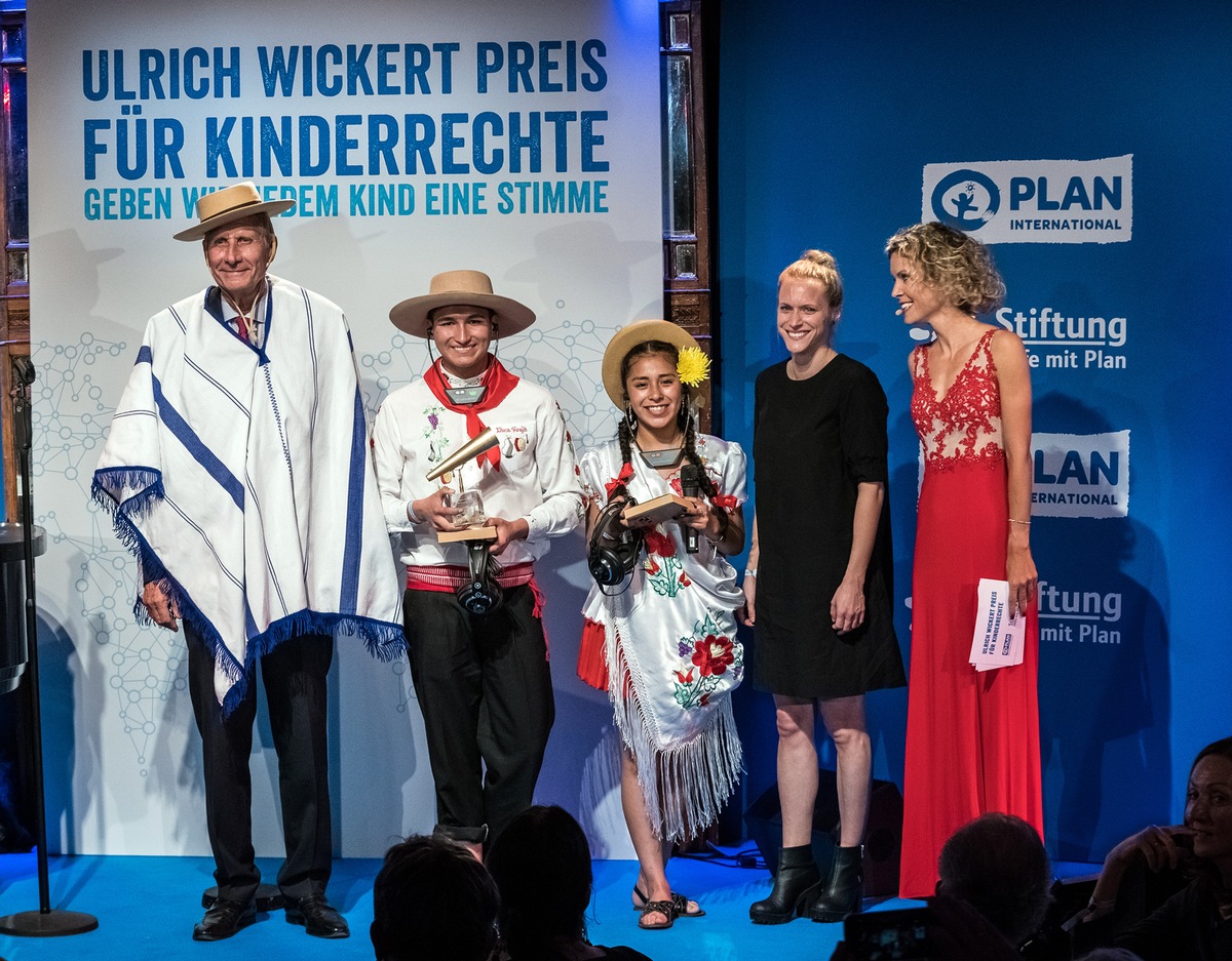 Ulrich Wickert und Minister Dr. Gerd Müller zeichnen Journalisten aus / Ulrich Wickert Preis für Kinderrechte zum siebten Mal in Berlin verliehen