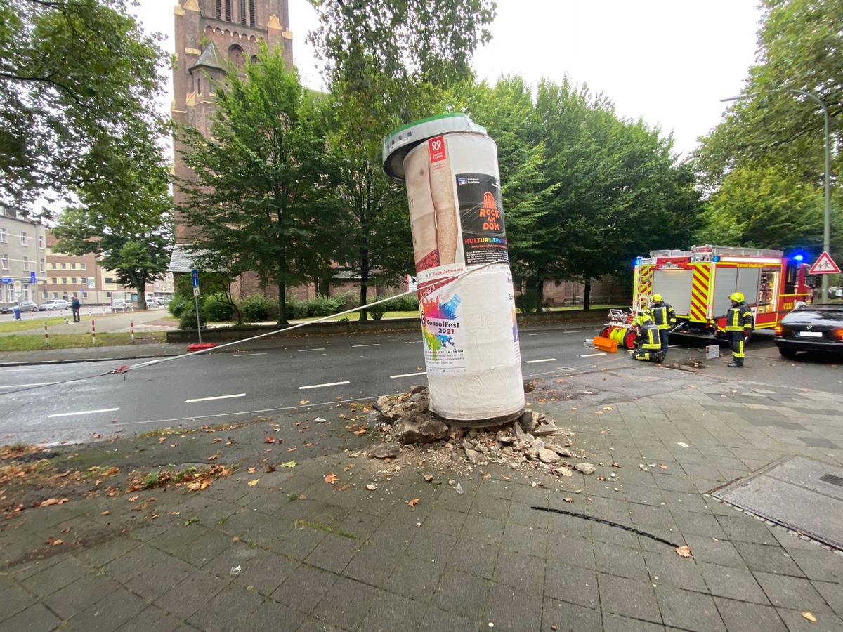 FW-GE: Litfaßsäule gerät nach Verkehrsunfall in Schieflage in Bulmke-Hüllen /Feuerwehr Gelsenkirchen leistet Amtshilfe für die Polizei