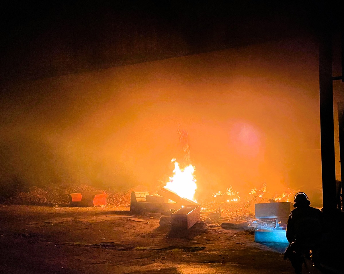 FW-E: Brand in einer leerstehenden Lagerhalle - zügiger Löscheinsatz verhindert Brandausbreitung