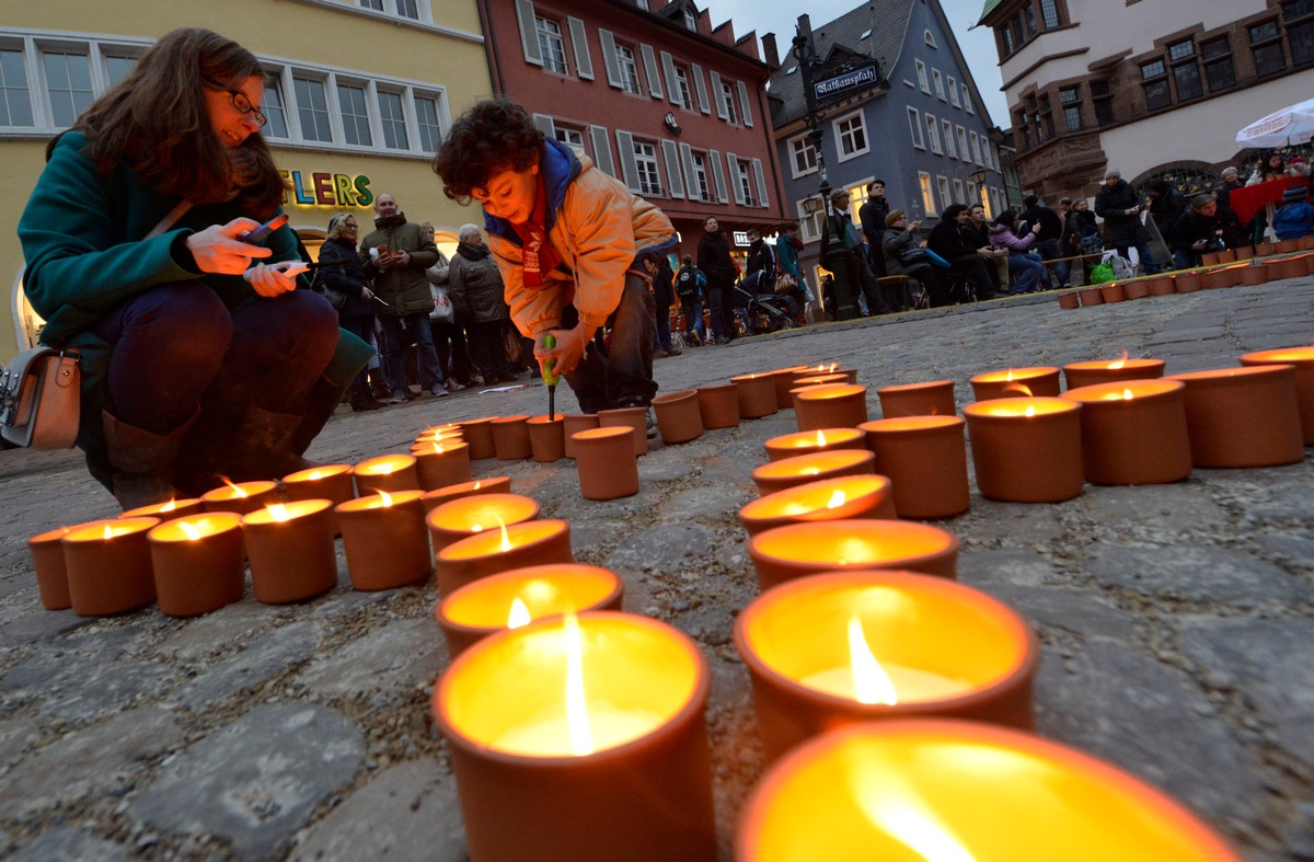 Bundesweite Solidaritätsaktion: Caritas lässt in 81 Orten &quot;Eine Million Sterne&quot; leuchten - für Menschen in Not hier und weltweit (FOTO)