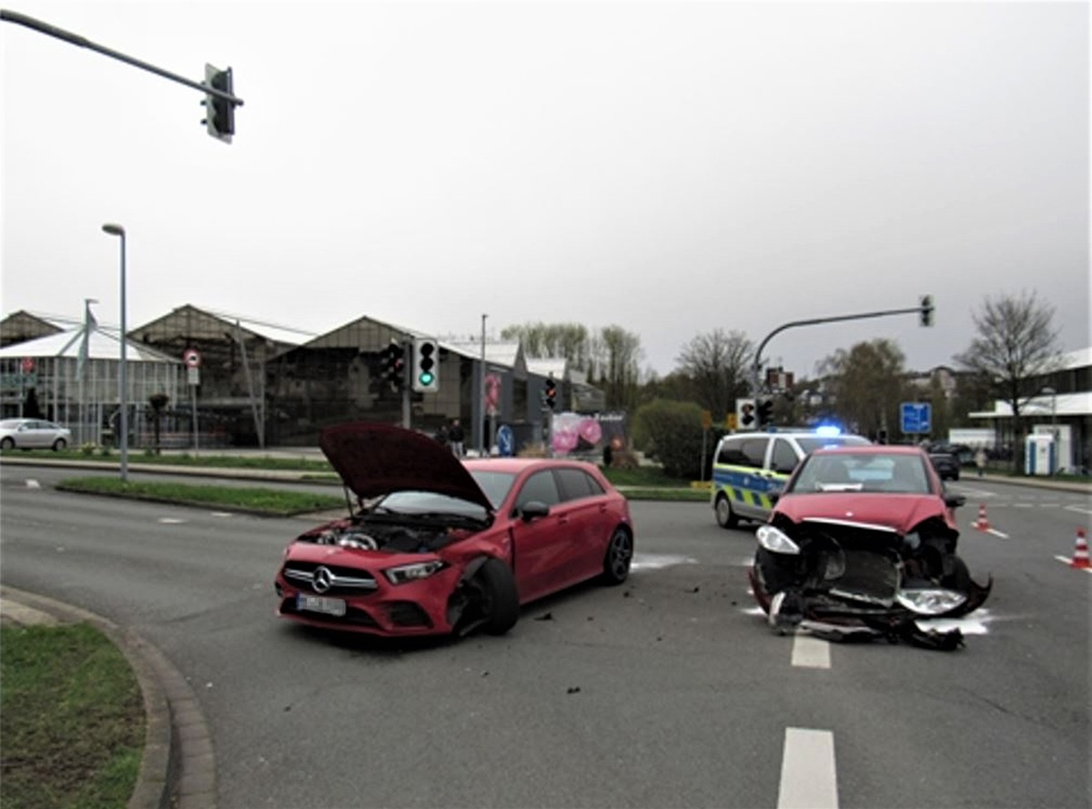 POL-ME: Frontaler Zusammenstoß: Sachschaden in Höhe von 20.000 Euro - Velbert - 2404004