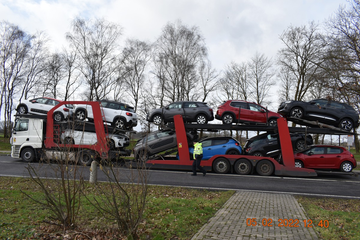 POL-DEL: Autobahnpolizei Ahlhorn: Autotransporter auf der A1 im Bereich Emstek aus dem Verkehr gezogen; Autofahrer mit gefälschten Dokumenten und ohne Führerschein auf der A 1