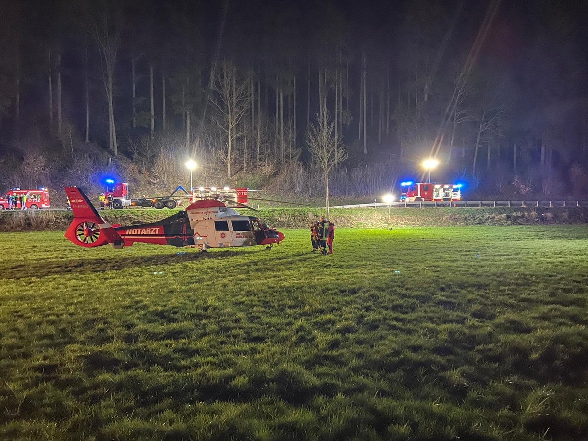 FW-OE: Verkehrsunfall mit einer eingeklemmten Person