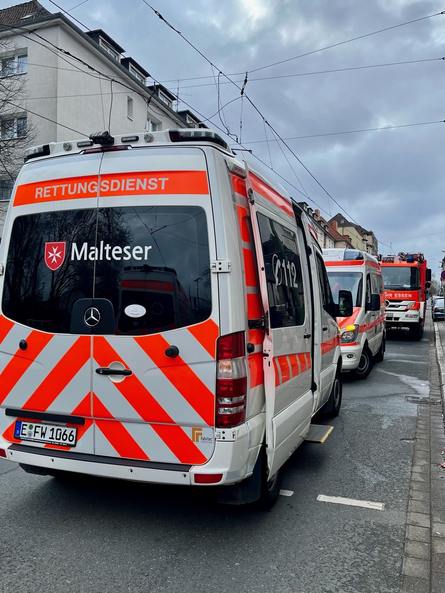 FW-E: Brennender Unrat sorgt für Rauchentwicklung im Treppenraum - 16 Personen, darunter fünf Kinder, verletzt