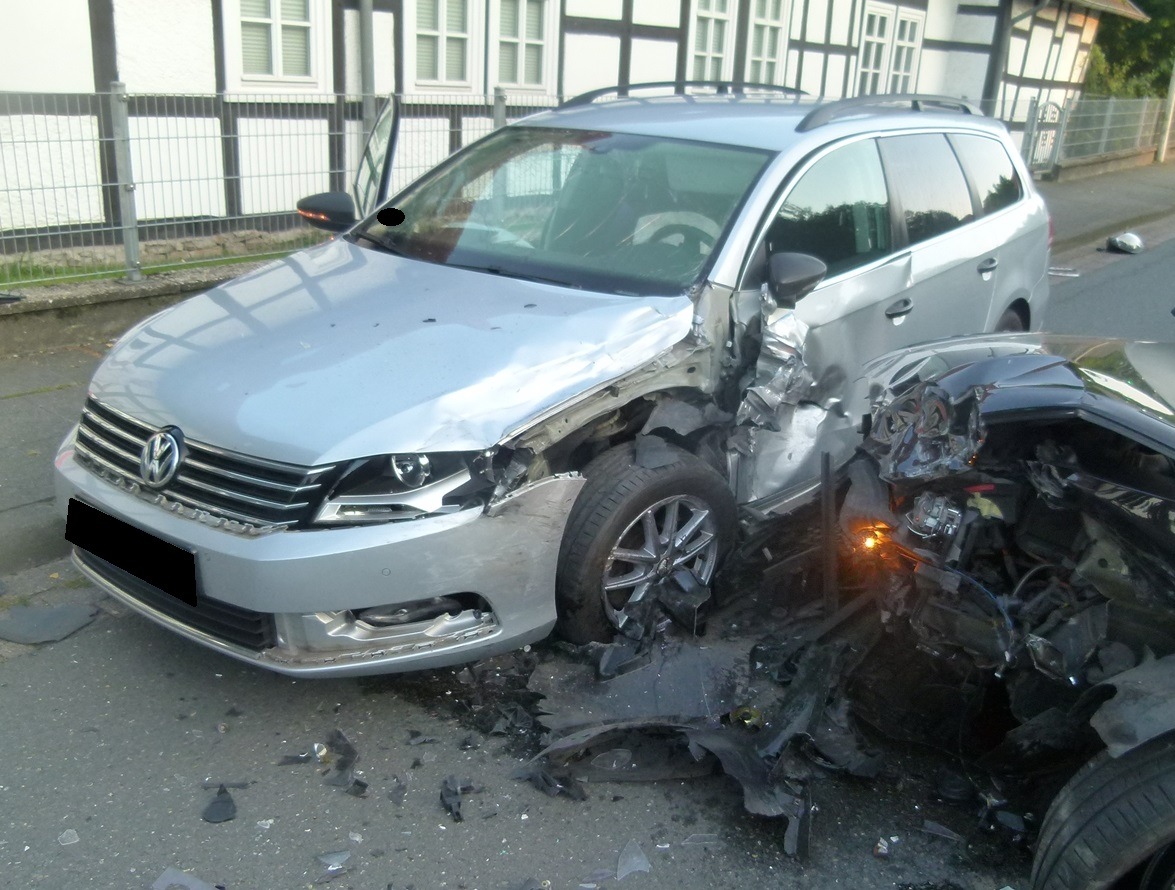 POL-MI: Autos stoßen zusammen - Verdacht einer Trunkenheitsfahrt