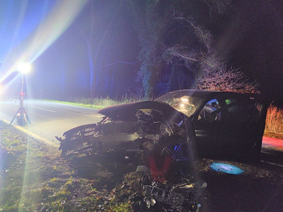 POL-CUX: Verkehrsunfall auf der L134 zwischen Beverstedt und Stubben - PKW massiv beschädigt - Fahrzeugführer leicht verletzt (Foto im Anhang)