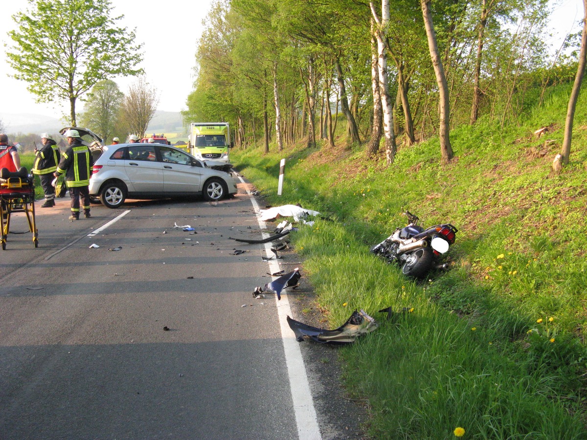 POL-HOL: Schwerer VU auf der L 588:  Halle - Bremke 59jähriger Kradfahrer nach Zusammenstoß mit PKW getötet - Fahrer und Beifahrer im PKW schwer verletzt - / Landesstraße 588 fünf Stunden gesperrt -