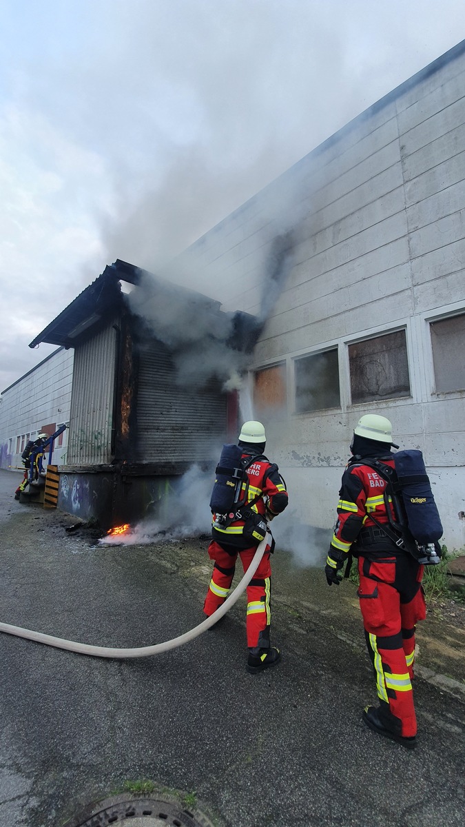 FW-SE: Feuer in der Südstadt - parkende Fahrzeuge blockieren Feuerwehrzufahrt