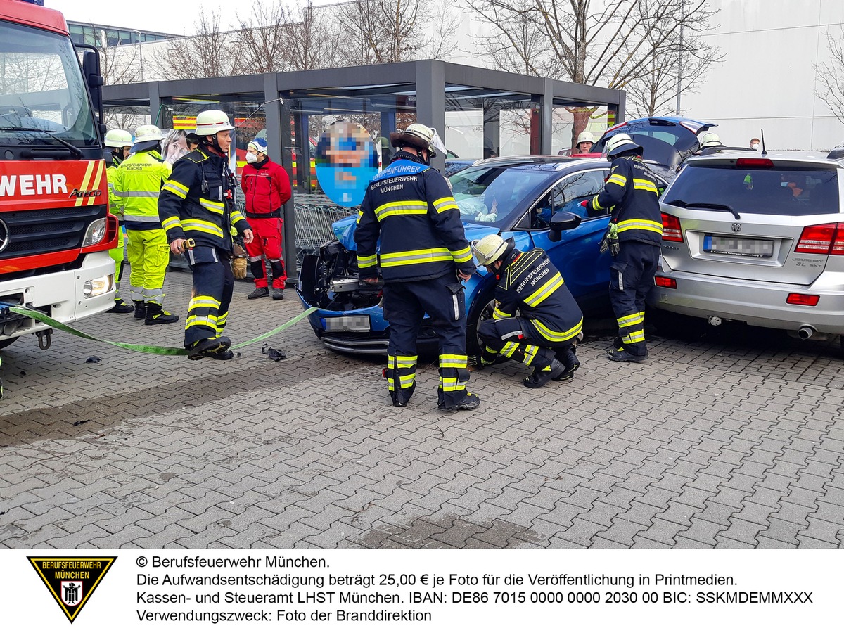 FW-M: Pkw prallt an Hauswand (Obersendling)