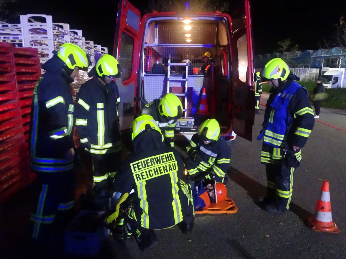 FW Reichenau: Brand in einem Jungpflanzen-Betrieb Gemeinschaftsübung der Feuerwehren Reichenau und Konstanz 2. Zug, Reichenau-Göldern, 25.10.2022