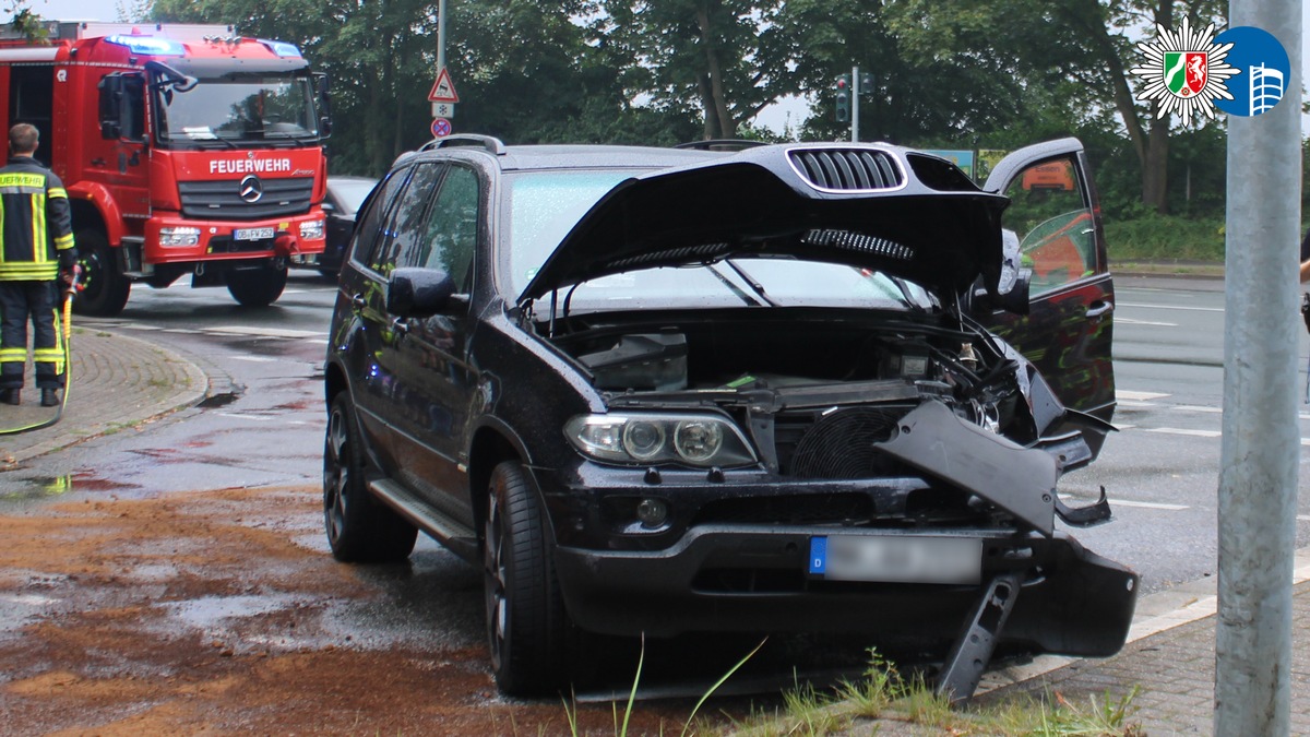 POL-OB: Alkoholisierter Fahrer verursacht Unfall - Lichtmast stürzt auf Auto