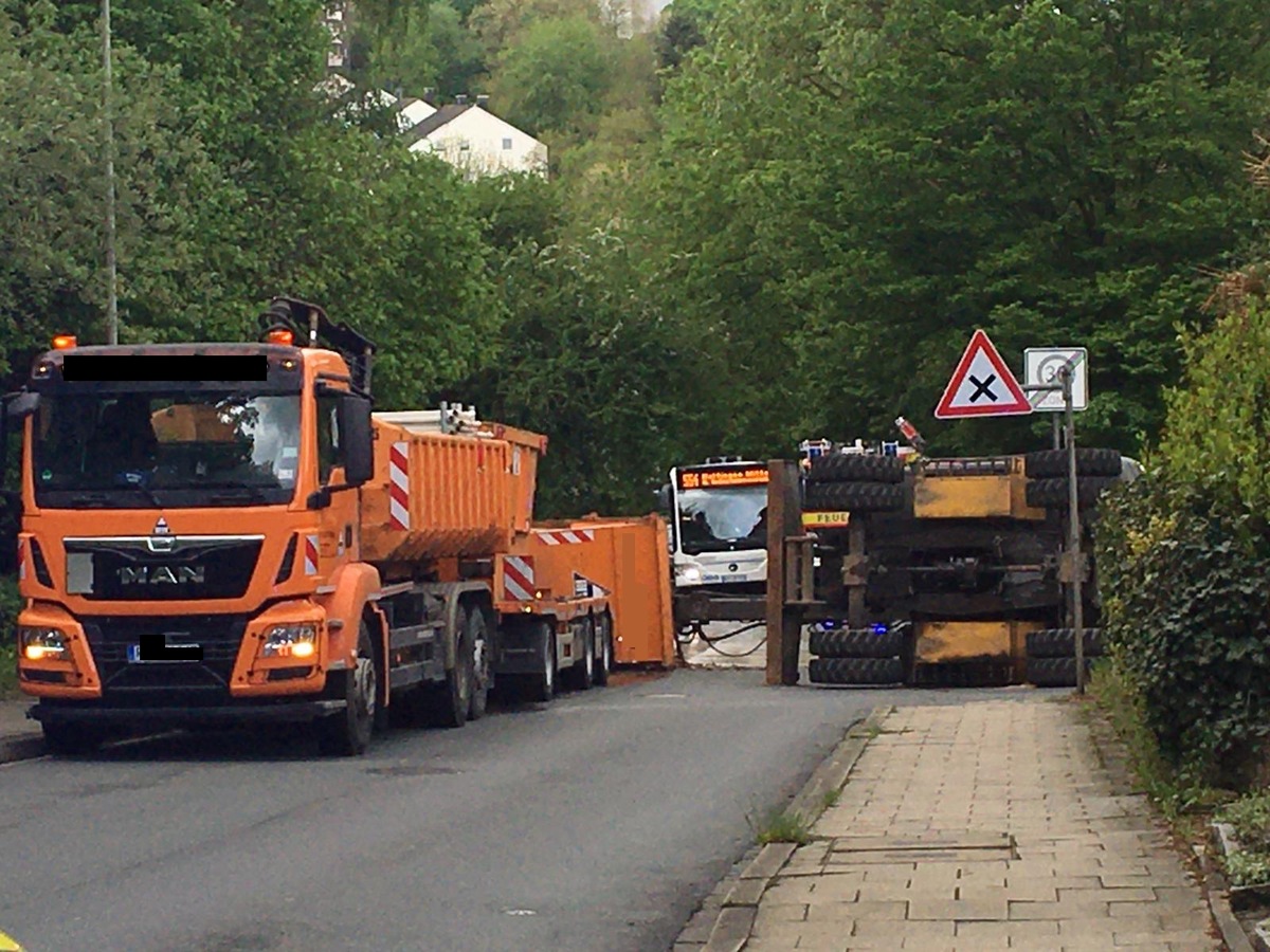 FW-EN: Bagger stürzt bei Entladevorgang um