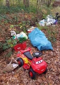 POL-SE: Heist - Abfallablagerung im Wald