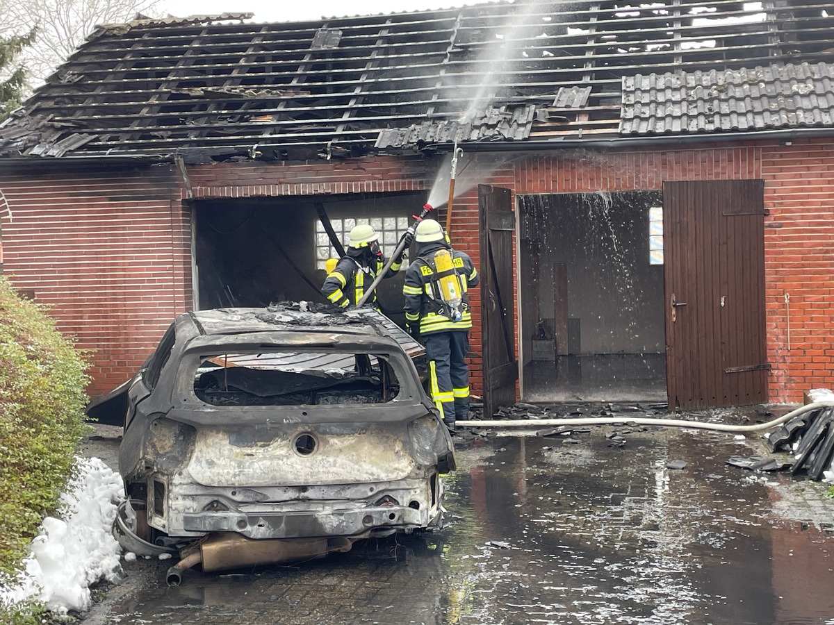 FW-ROW: Garage gerät in Brand - Feuerwehr kann übergreifen auf Mehrfamilienhaus verhindern