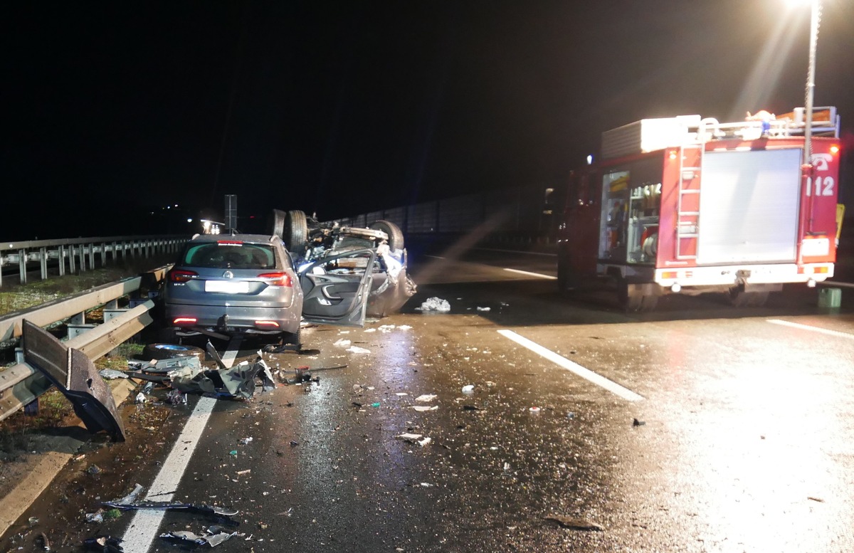 POL-ROW: Schwerer Verkehrsunfall auf der A 1. Ersthelfer erliegt seinen Verletzungen.