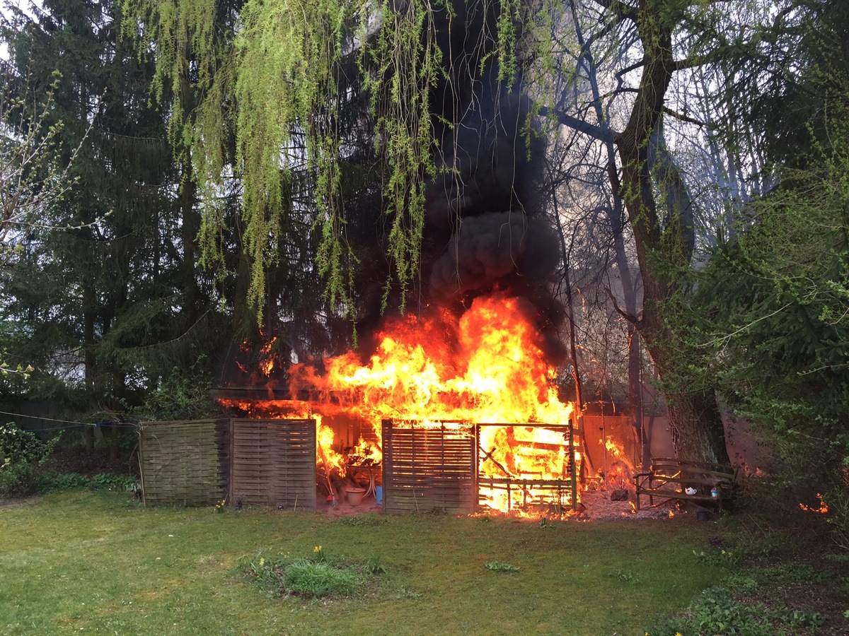 FW-OE: Feuerwehr verhindert Brandausbreitung auf Garagen