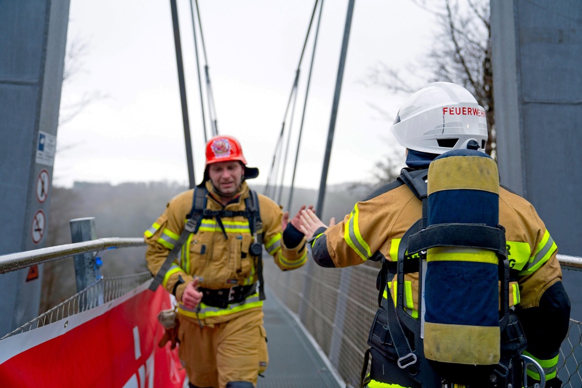 Neuer RID-Weltrekord auf »Skywalk« in Willingen: schwindelfreie Feuerwehr-Staffel bei Spendenlauf erfolgreich