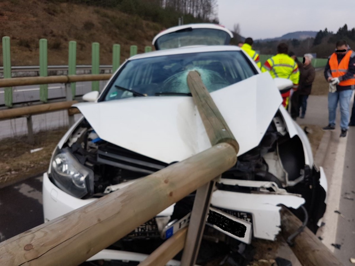 POL-PDPS: Münchweiler / Unfall mit Folgen - Verursacher flüchtet