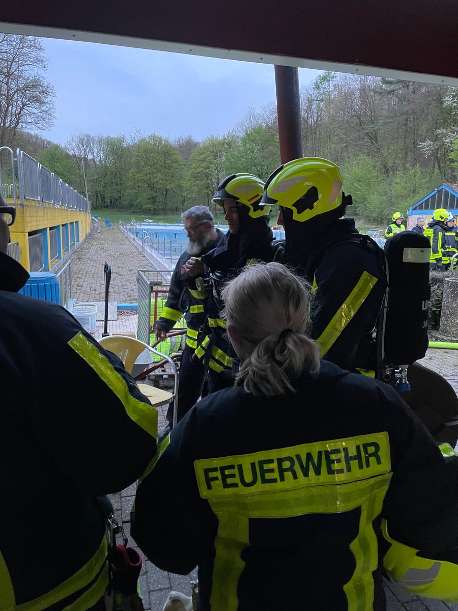 FW-EN: Große Feuerwehrübung am Freibad