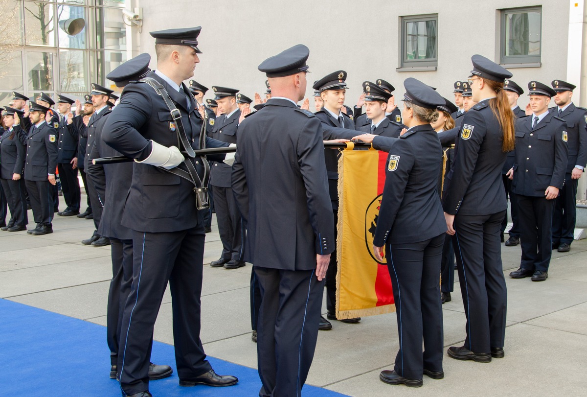 BPOLD FRA: 96 Bundespolizisten feierlich am Flughafen Frankfurt vereidigt