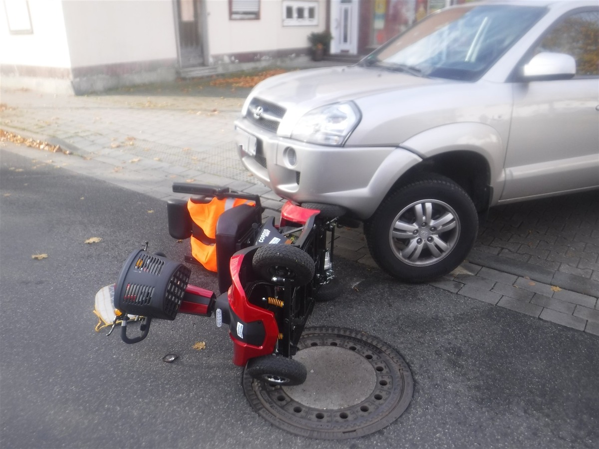 POL-DN: Unfall zwischen Pkw und elektrischem Rollstuhl