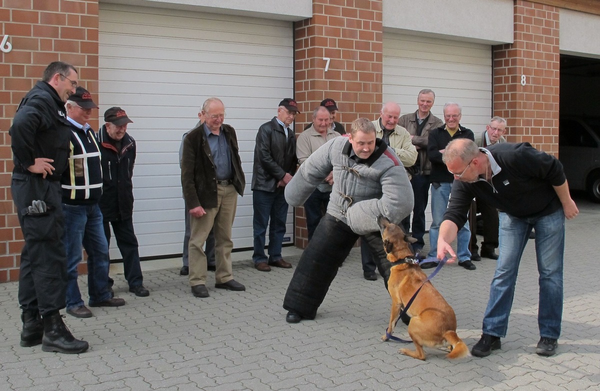 POL-NI: Warper Senioren zu Gast bei der Polizei